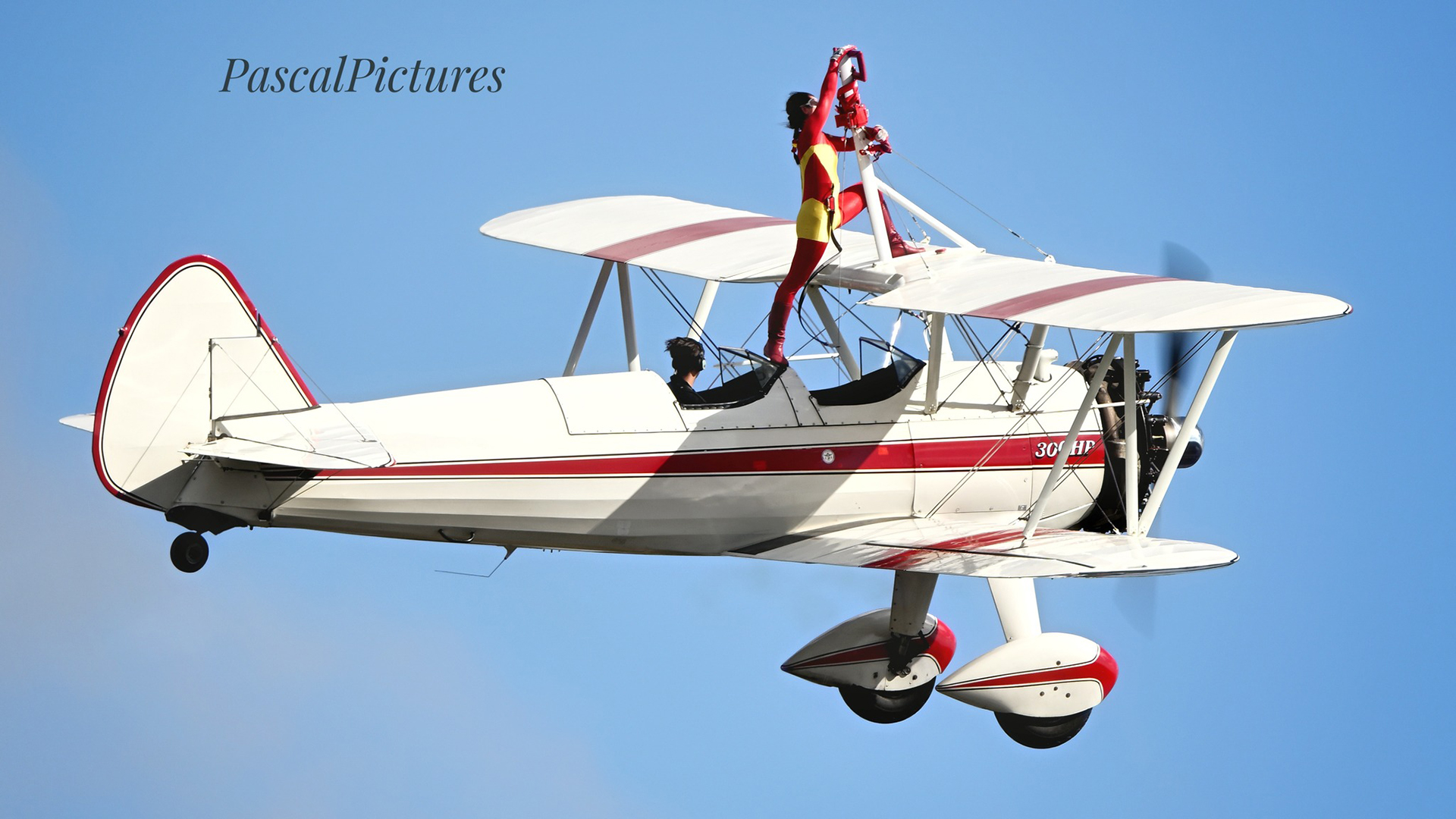 Exhibición de vuelo de aviones clásicos en Madrid