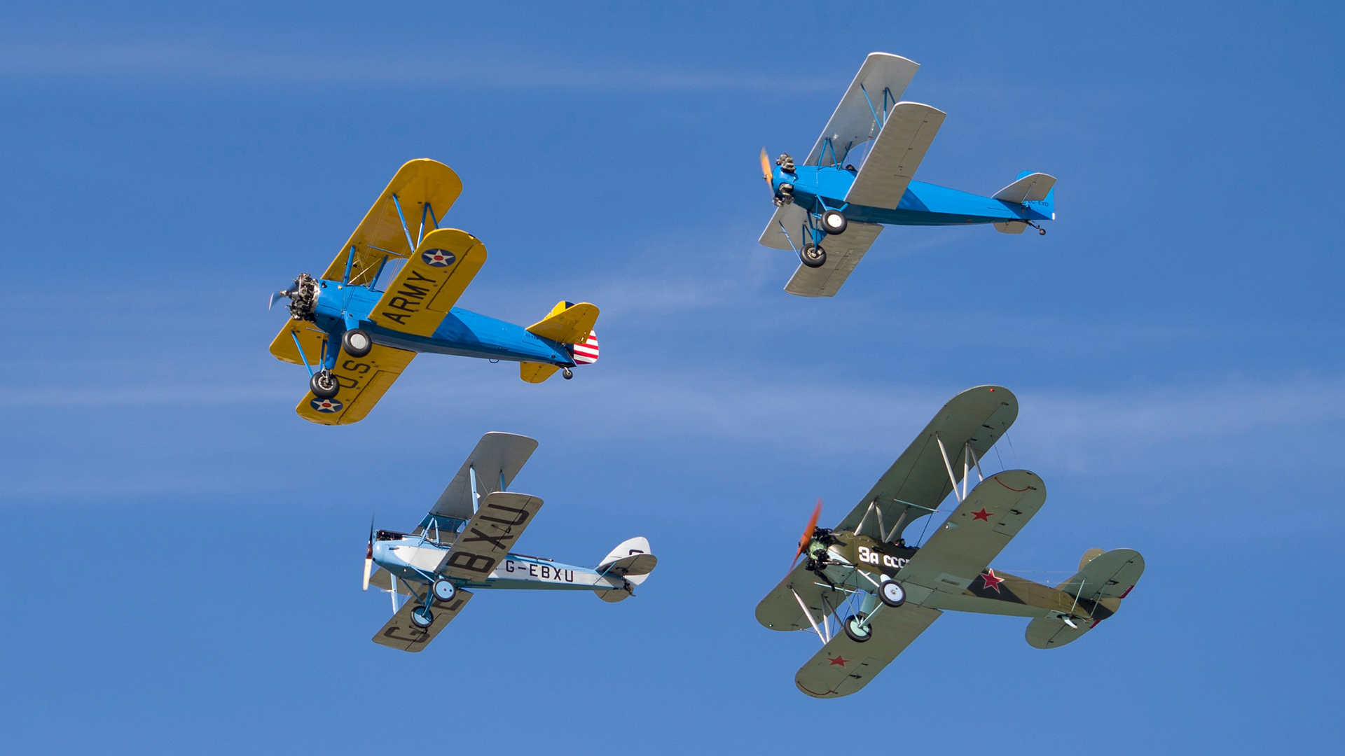 Exhibición de vuelo de aviones clásicos en Madrid