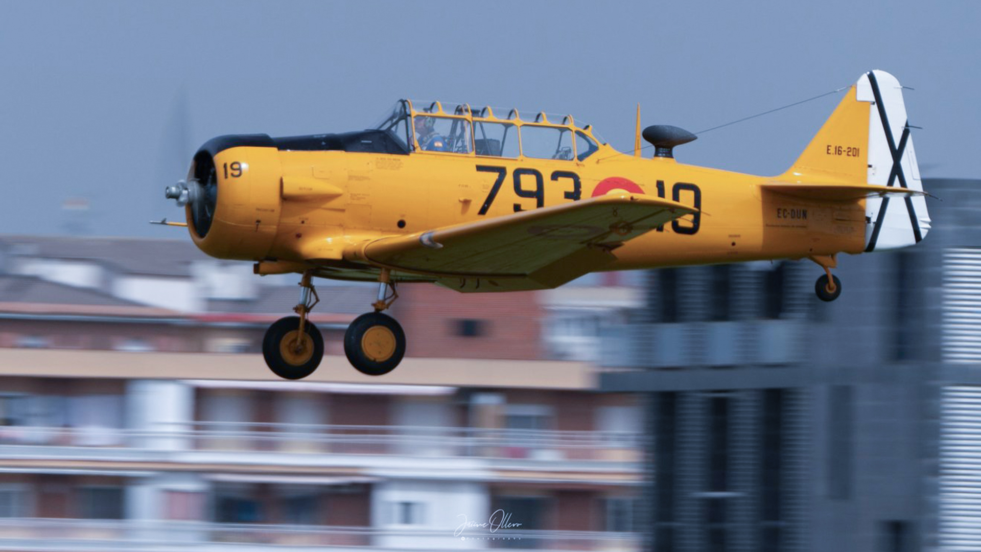 Exhibición de vuelo de aviones clásicos en Madrid