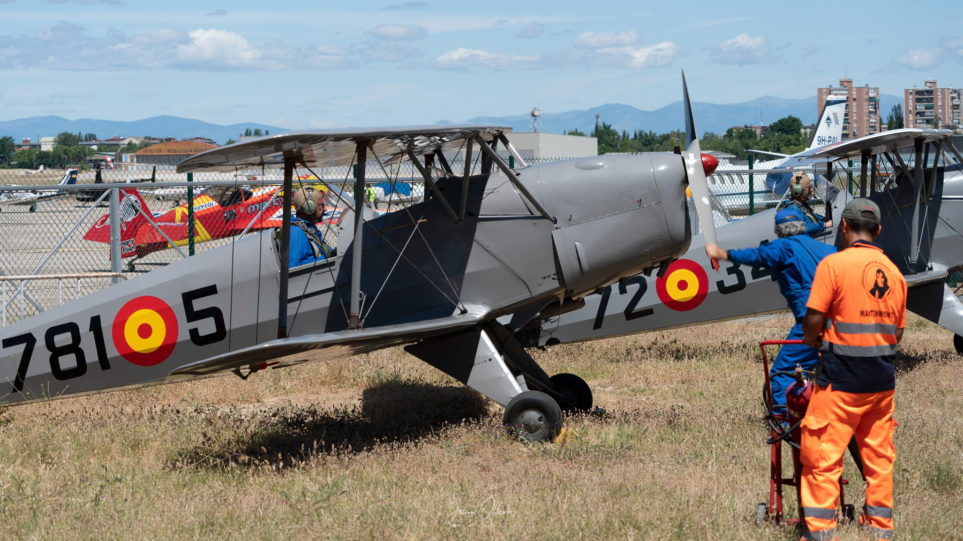 Exhibición de vuelo de aviones clásicos en Madrid