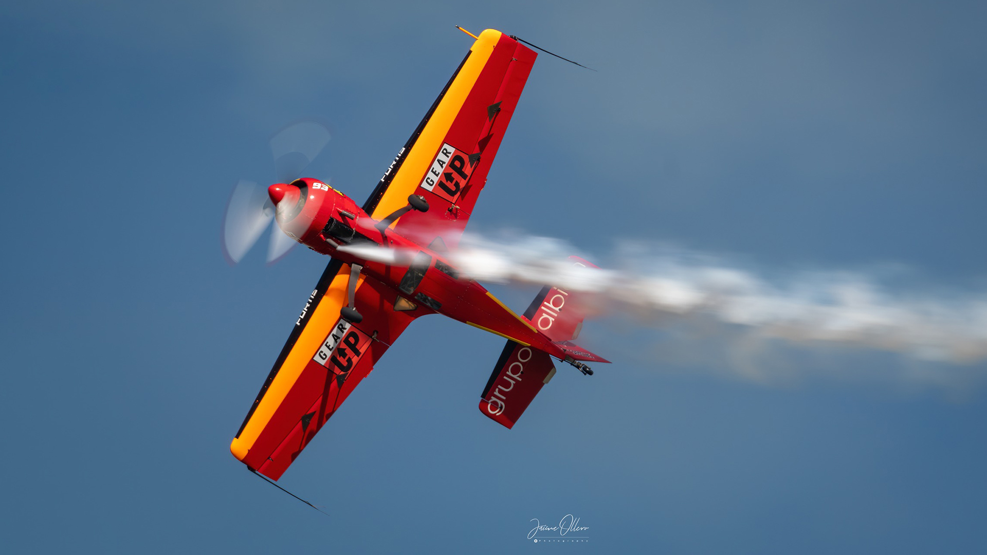 Exhibición de vuelo de aviones clásicos en Madrid