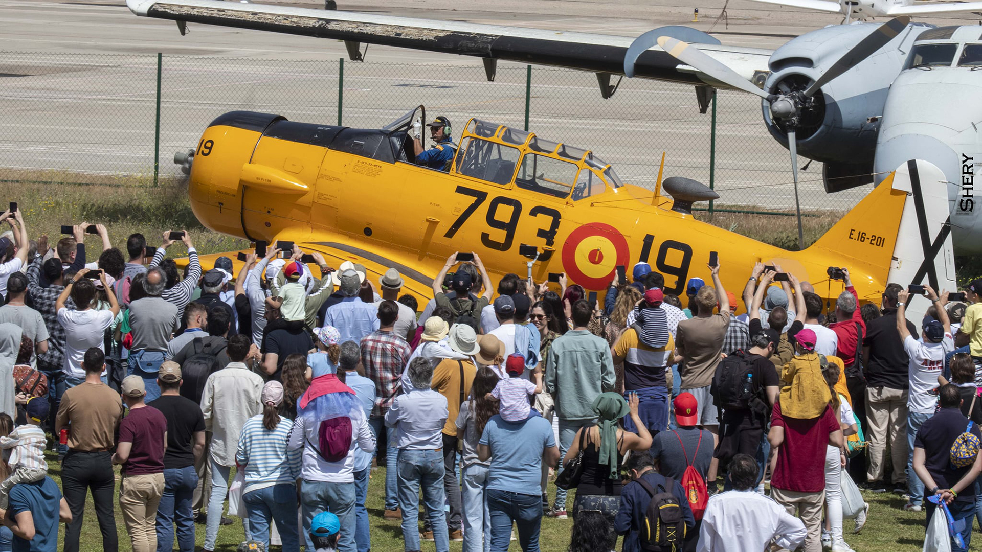 Exhibición de vuelo de aviones clásicos en Madrid