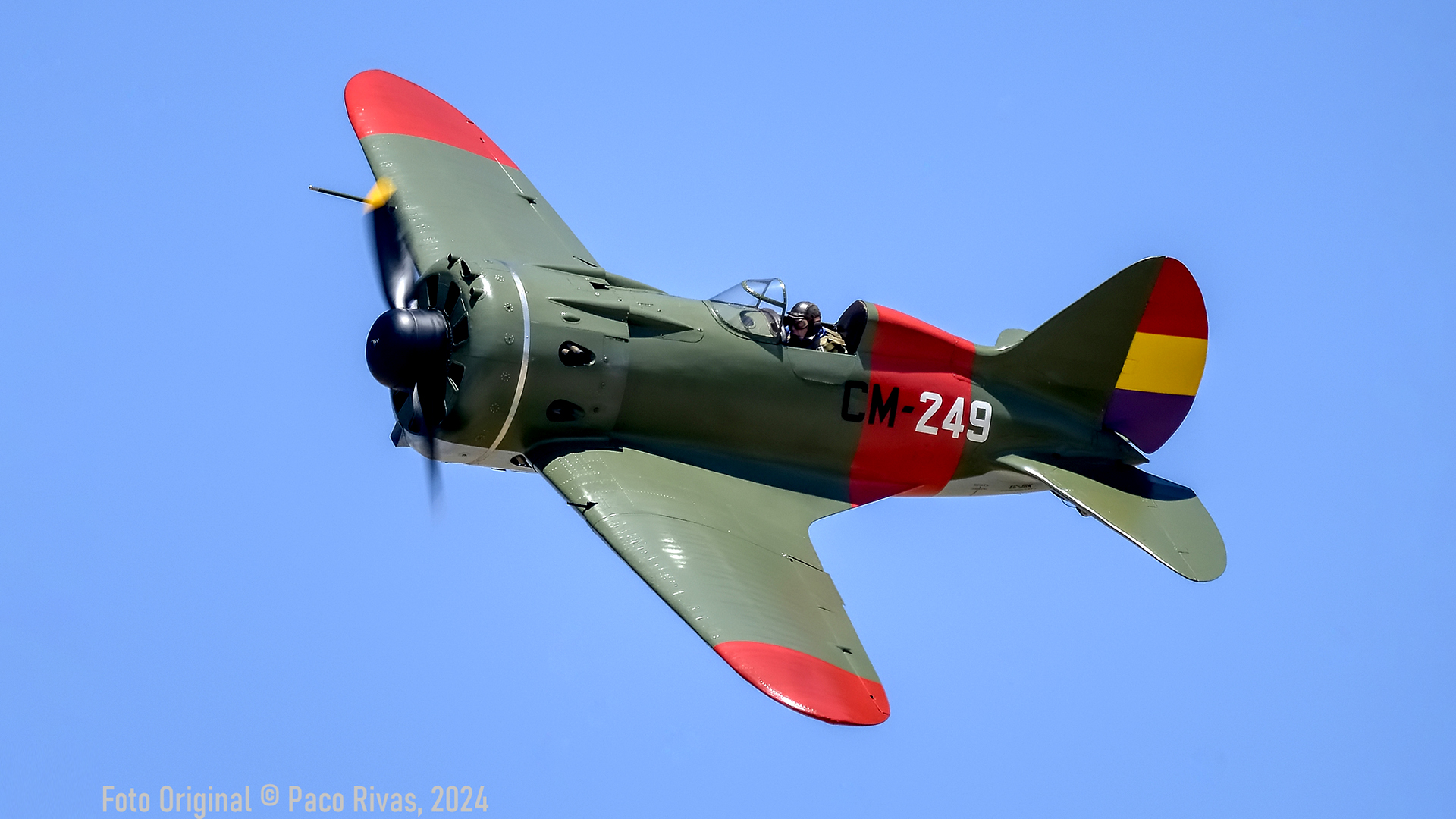 Exhibición de vuelo de aviones clásicos en Madrid
